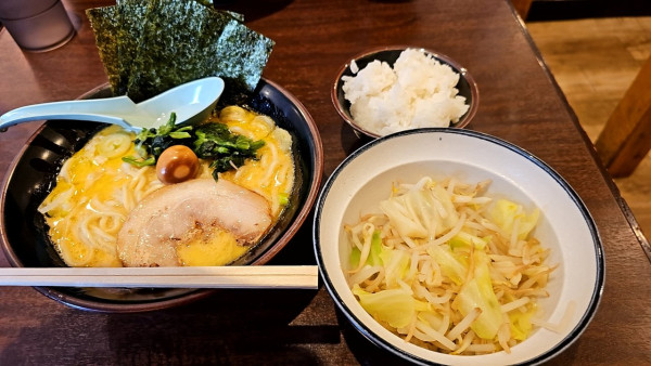 「醤油ラーメンと食べ放題ライス🍚ともやキャベ」@横浜家系ラーメン たくみ家 龍ヶ崎店の写真