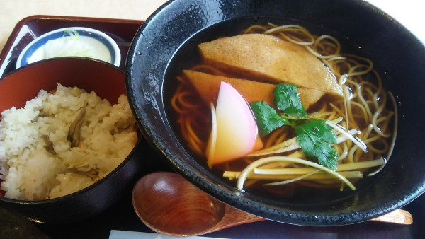 「日替りランチA きつねそば＋混ぜごはん 880円」@海鮮地鶏そば 大谷の写真