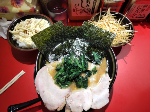 「チャーシューメン(3枚)＋ネギ白､ライス」@家系ラーメン 王道乃印 新橋店の写真