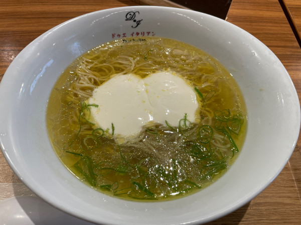「らぁ麺フロマージュ（990円）」@due Italian 溝口の写真