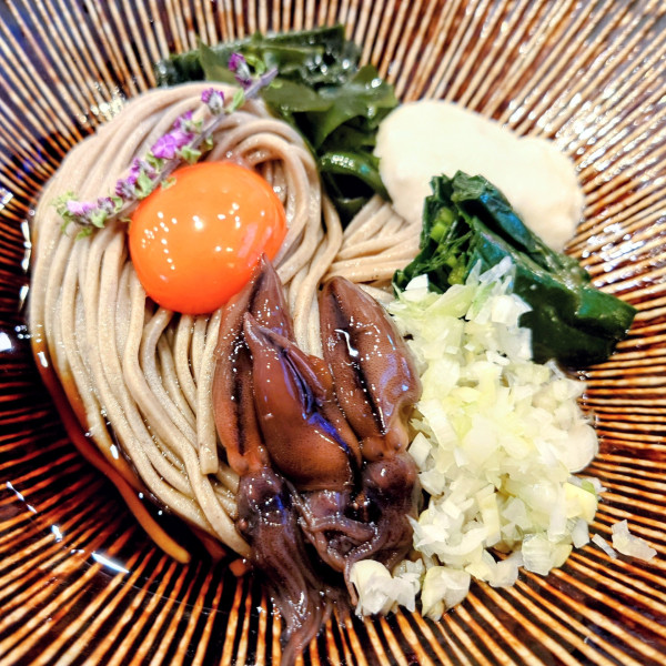 「旬のホタルイカそば」@銀座 蕎麦しら石の写真