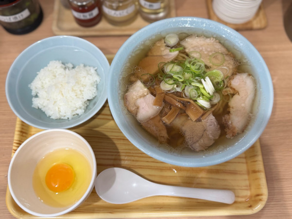 「中華そば(無料めし小)850円＋インスタ見たで生卵サービス」@中華そば いたばし製麺の写真