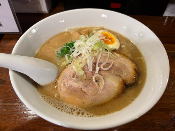 「魚介豚骨醤油ラーメン」@らぁ麺 麺道館の写真