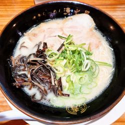 博多ラーメン＋替玉＋半チャーハン