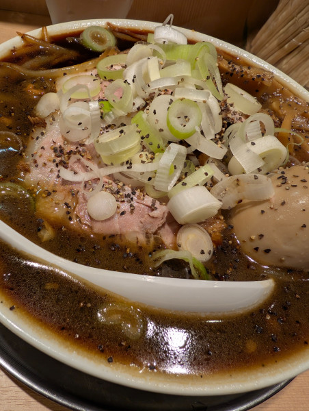 「札幌ブラック味玉入り」@札幌六坊の写真