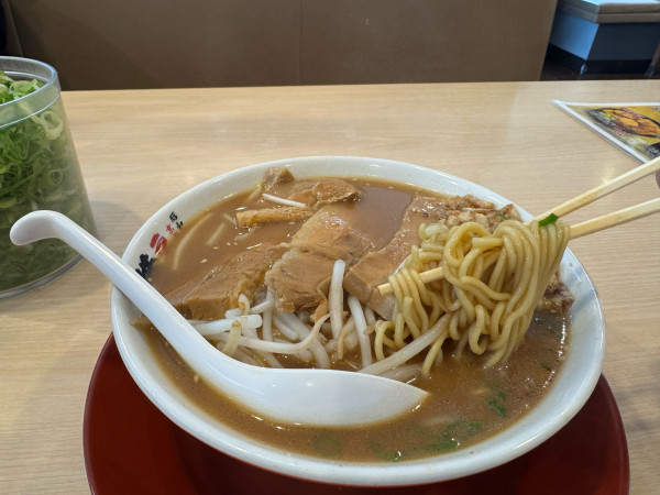 「煮込みバラ肉味噌ラーメン1090円」@ラーメン横綱 千葉ニュータウン店の写真