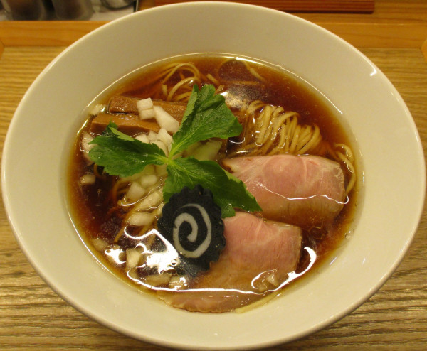 「炭火焼鯵煮干しそば　980円」@銀座らぁ麺 しら石の写真