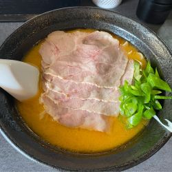 メインカニ・スープ豚骨・麺平打麺（900円）+肉増し（150円）