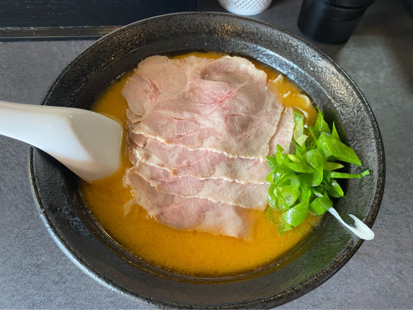 「メインカニ・スープ豚骨・麺平打麺（900円）+肉増し（150円）」@ムメヰの写真
