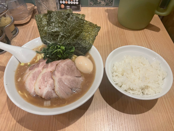 「チャーシュー麺（中盛り）玉子トッピング＋ライス」@ラーメンモンタナ 秋葉原店の写真