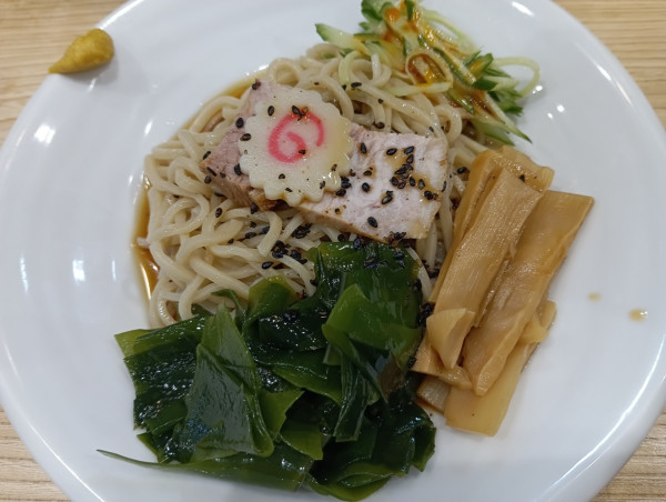 「冷し中華・麺軽め+わかめ」@らーめん 高尾の写真