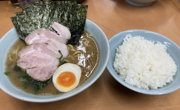 「特製ラーメン　ライス」@横浜らーめん 武蔵家 綾瀬店の写真