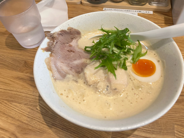 「とり白湯醤油そば」@麺屋のとなりの写真