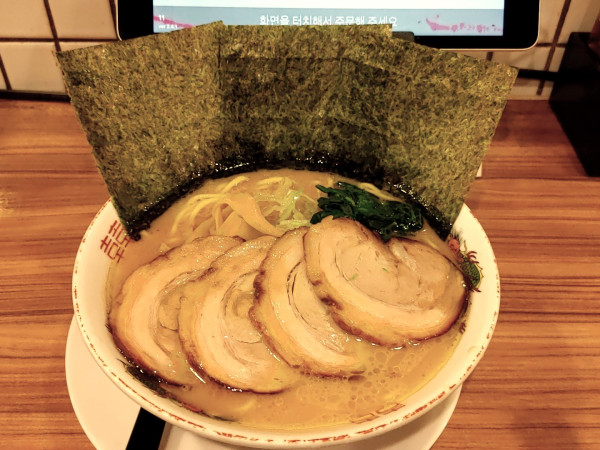 「醤油チャーシューらぁめん（1,170円）」@横浜らぁめん 桜花  西口本店の写真