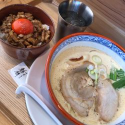 味噌泡鶏白湯とチャーシュー丼
