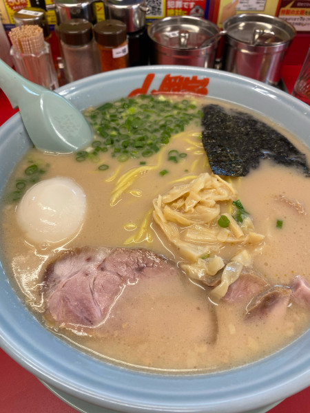 「プレミアム塩とんこつ（中盛）＋コロチャー（クーポン）」@ラーメン山岡家 平塚田村店の写真