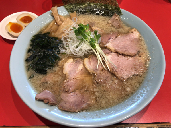 「チャーシュー麺 並(多、濃)+LINE特典 半熟煮玉子 950円」@ラーメンショップ まる壱の写真