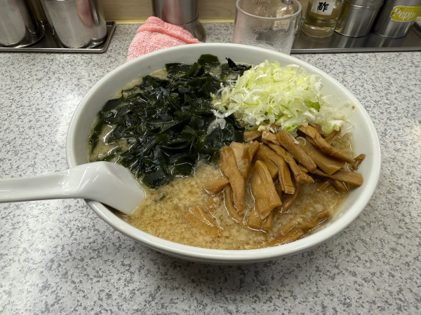 「味噌ラーメン + わかめ」@らーめん勝の写真