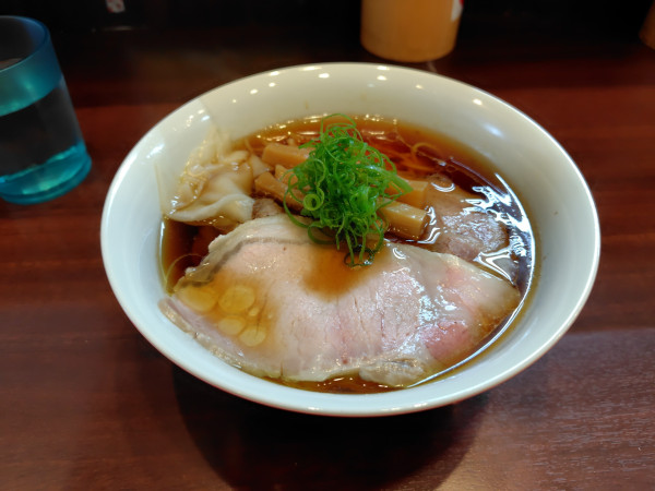「醤油らーめん¥1000ワンタン¥200」@とものもとの写真