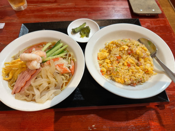 「冷やし中華と半チャーハンセット980円」@中国本場的料理 華龍飯店 高崎モントレー店の写真