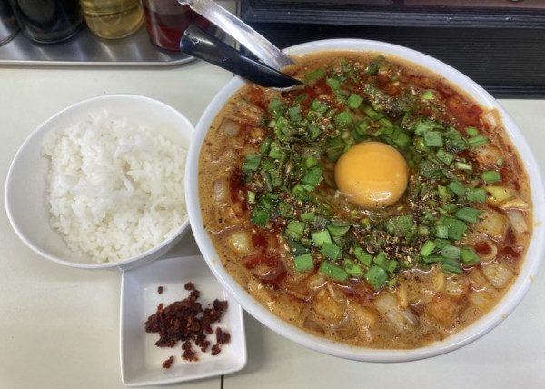 「勝浦タンタン麺　生卵、ライス、エビ辛」@ビンギリの写真