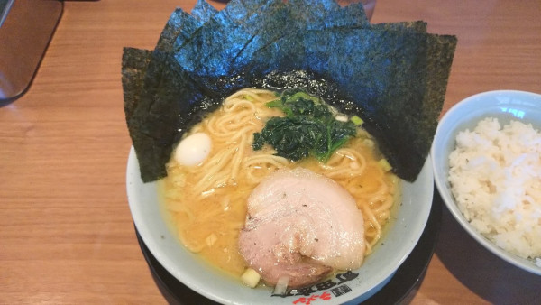 「ラーメン＋ライス(880円・豚骨醤油・並・のり増)」@町田商店 保木間店の写真