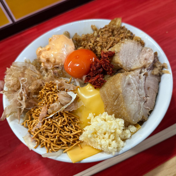 「ハイマウントまぜそば『コール』全部」@ラーメン鷹の目 明大前店の写真