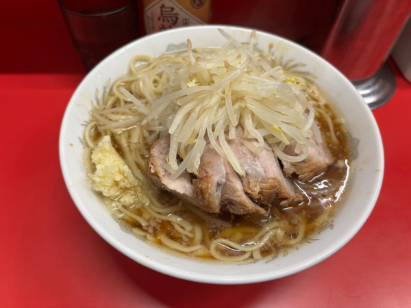 「小ぶた入りニンニク少し　ウーロン茶」@ラーメン二郎 上野毛店の写真