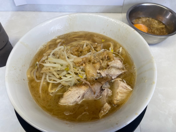 「ラーメンミニ（麺150g）＋脂生卵」@ラーメン豚ヒロの写真