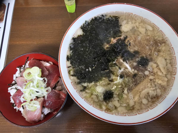 「背脂煮干し中華（小）＋市場丼　800＋300円」@ミツワ食堂の写真
