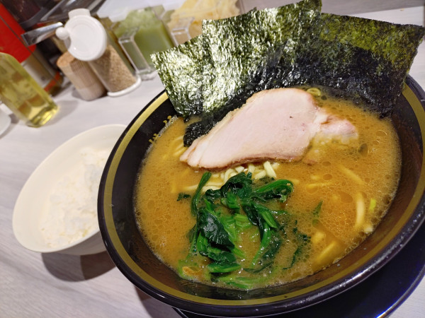 「ラーメン、半ライス」@横浜家系ラーメン てつ家の写真