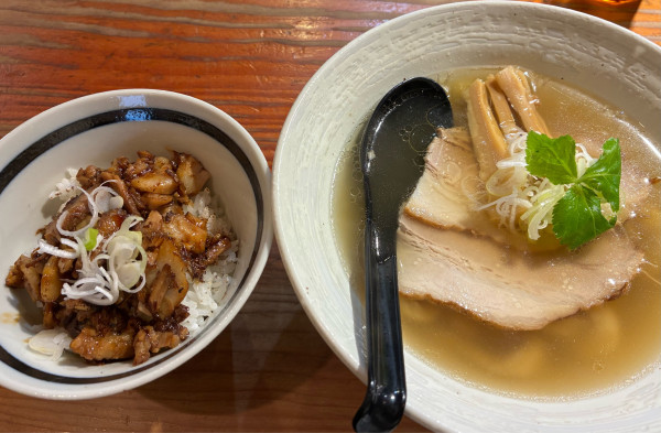 「塩ラーメン（手打ち）900円+炙り肉飯250円」@純手打ち 麺と未来の写真