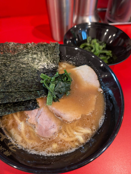 「ラーメン・燻製焼豚&ほうれん草増し」@横浜家系ラーメン みどりの写真