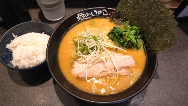 「ラーメン(870円・並・醤油・中太麺)」@麺処いのこの写真