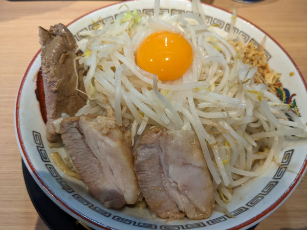 「汁なし小（麺少なめ）＋29の日限定ウデ肉」@ラーメン豚山 門前仲町店の写真