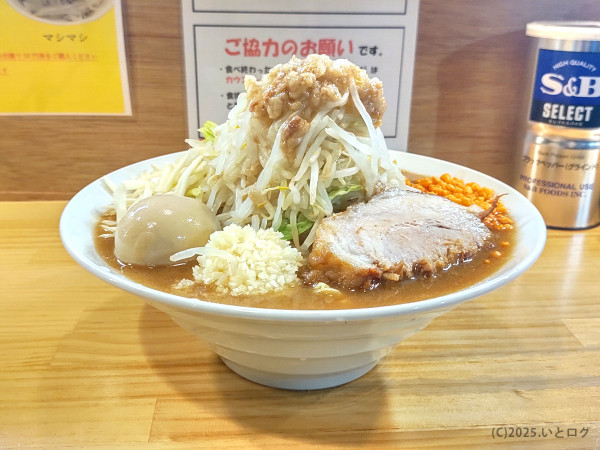 「ラーメン大（＋味玉＋チーズ）」@鷹の目 西巣鴨店の写真