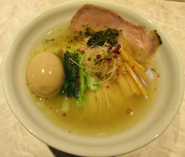 「塩らーめん＋とろっと味玉　950円＋100円」@shizukuの写真