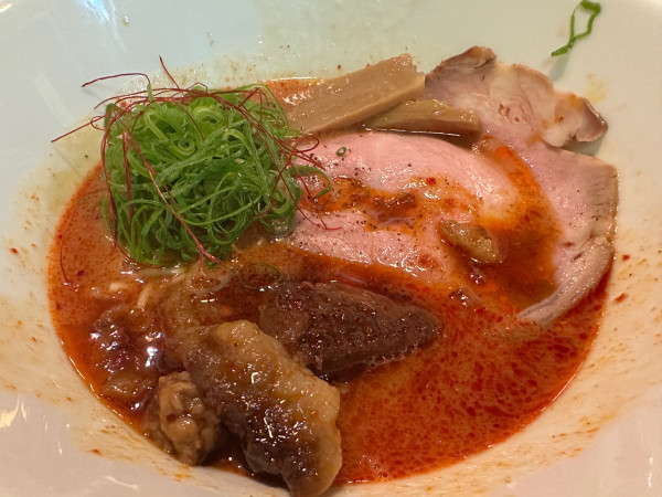 「旨辛赤影ラーメン（宮崎牛・牛スジ）」@RA-MEN 赤影の写真