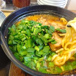鍋焼き味噌ラーメン 山賊の画像