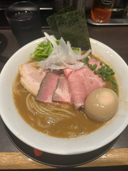 「特製煮干し豚骨らぁめん+限定賄いチャーシュー丼」@麺処 夏海の写真