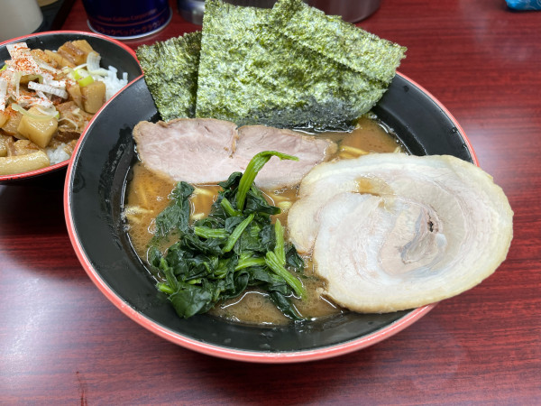 「ラーメン(麺かため)+豚バラ1枚＋背脂丼」@麺家 紫極 大泉学園店の写真