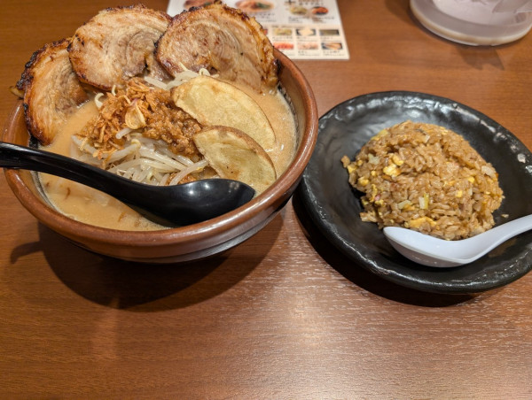 「炙りチャーシュー味噌ラーメン・チャーハン」@麺場 田所商店 浜松町クレアタワー店の写真
