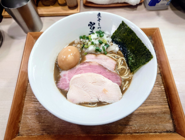 「濃厚煮干しそば(中盛り)+燻製半熟味玉」@煮干しつけ麺 宮元の写真