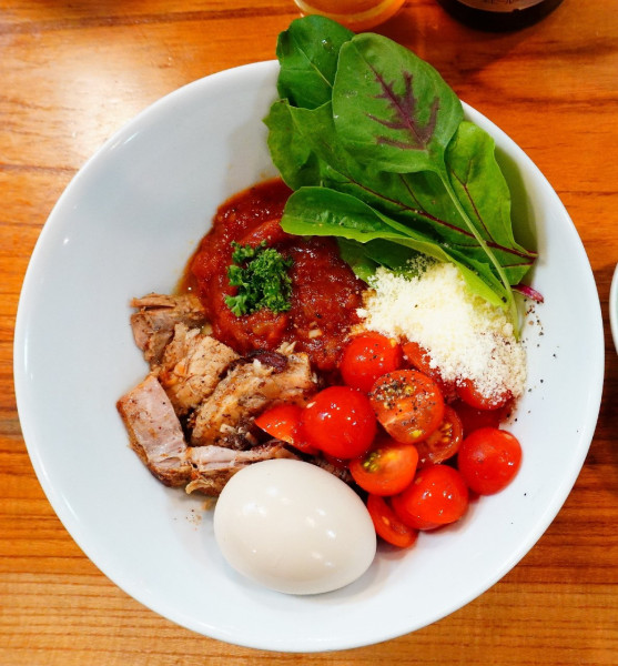 「【限定】トマトまぜそばS＋味玉＋バジル＋スーパードライ」@アメノオトの写真