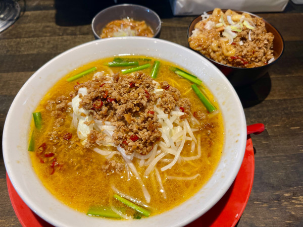 「台湾らーめん  ＋ 肉油丼」@麺と飯 トンじろの写真