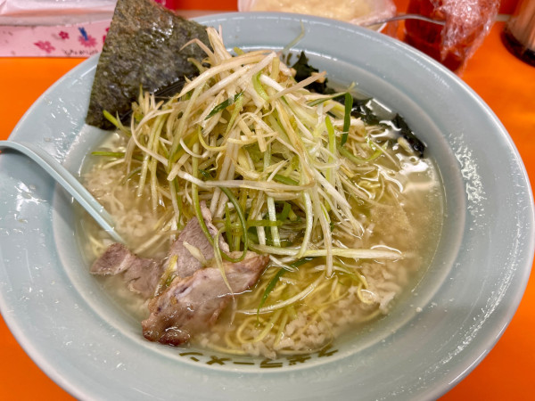 「塩 ネギラーメン  中盛  TPネギダブル」@ラーメンショップ 三芳町店の写真