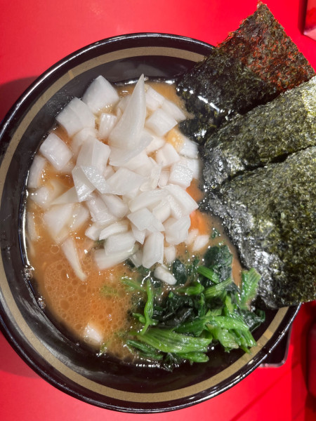 「ラーメン900円＋トッピング無料券玉ねぎ」@家系ラーメン 王道乃印 新橋店の写真