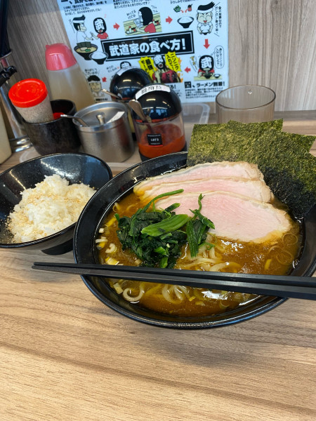 「ラーメン並＋ライス」@七代目武道家の写真