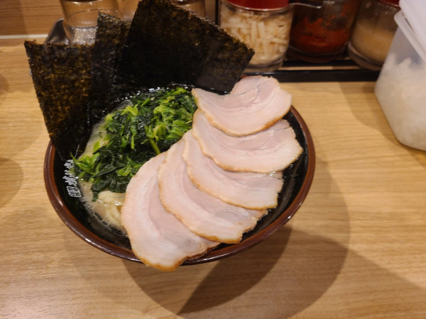 「塩豚骨＋チャーシュー＋ほうれん草」@横浜家系ラーメン 大黒家 甲府駅前店の写真