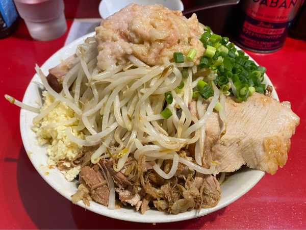 「汁なし  豚増し+炙+崩  青ネギ  うずら」@ラーメン二郎 西台駅前店の写真
